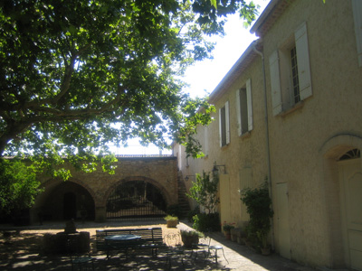 La façade du mas